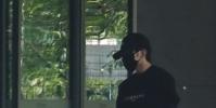 蔡徐坤上海低调出行依旧难挡帅气