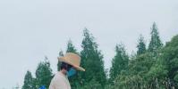张馨予接地气 为院子里的植物们浇着花