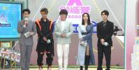 创造营2020发布会 除毛不易以外的三人都保持同样站姿