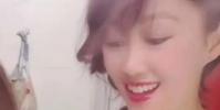 演员梁小冰在网上晒出一段做饭的视频妆容精致笑容甜美