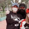 年港姐选举冠军李珊珊在微博分享了自己与郑秀文 古天乐 甘比一起前往社区做义工的合照