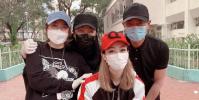 年港姐选举冠军李珊珊在微博分享了自己与郑秀文 古天乐 甘比一起前往社区做义工的合照