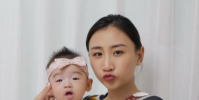 何雯娜在微博晒出三张女儿的睡姿和可爱的小脚丫