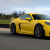 观看保时捷Cayman GT4在赛道上击败992保时捷911