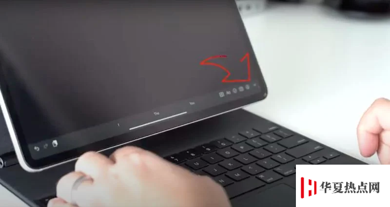 如何在已连接外接键盘的 iPad 上激活虚拟键盘？