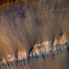 火星上暴露的撞击坑的彩色墙壁