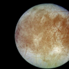 木星的月亮欧罗巴在黑暗中发光