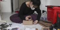印尼人收集旧手机来帮助学生上网