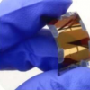 涂层超薄玻璃上的钙钛矿光伏电池作为高效的柔性室内发电机
