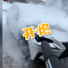 物业用鼓风机帮业主吹走车上积雪