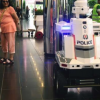 在新加坡峰会上巡逻的机器人