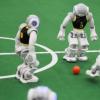 学生创造力创造智能机器人踢足球