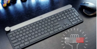 Qwerkywriter小号是樱桃蓝色键盘包裹在复古风格