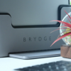 Brydge 重新推出了具有新的两件式设计和弹簧加载导向插件的垂直坞站