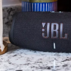 JBL的便携式Charge5蓝牙扬声器以最优惠的价格发售