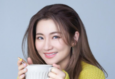 Selina宣布怀孕当妈