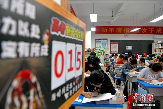 5月22日，安徽省淮南市凤台一中高三学生在晚自习课堂上认真复习，冲刺高考。 陈彬摄