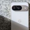 泄露的实时图片显示谷歌 Pixel 9a 设计采用椭圆形后置摄像头模块